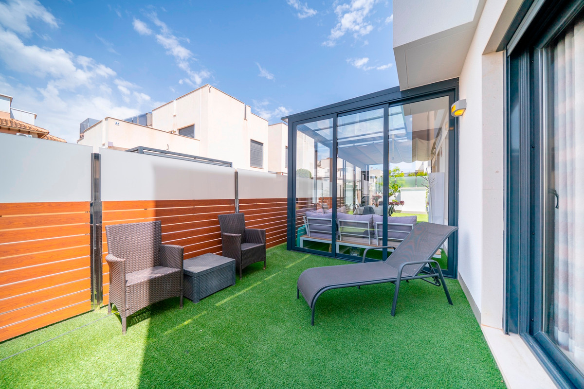 For sale - 5 Bedroom 3 Bathroom House - Detached Villa in Torrevieja - Torrevieja Centro  - Alicante