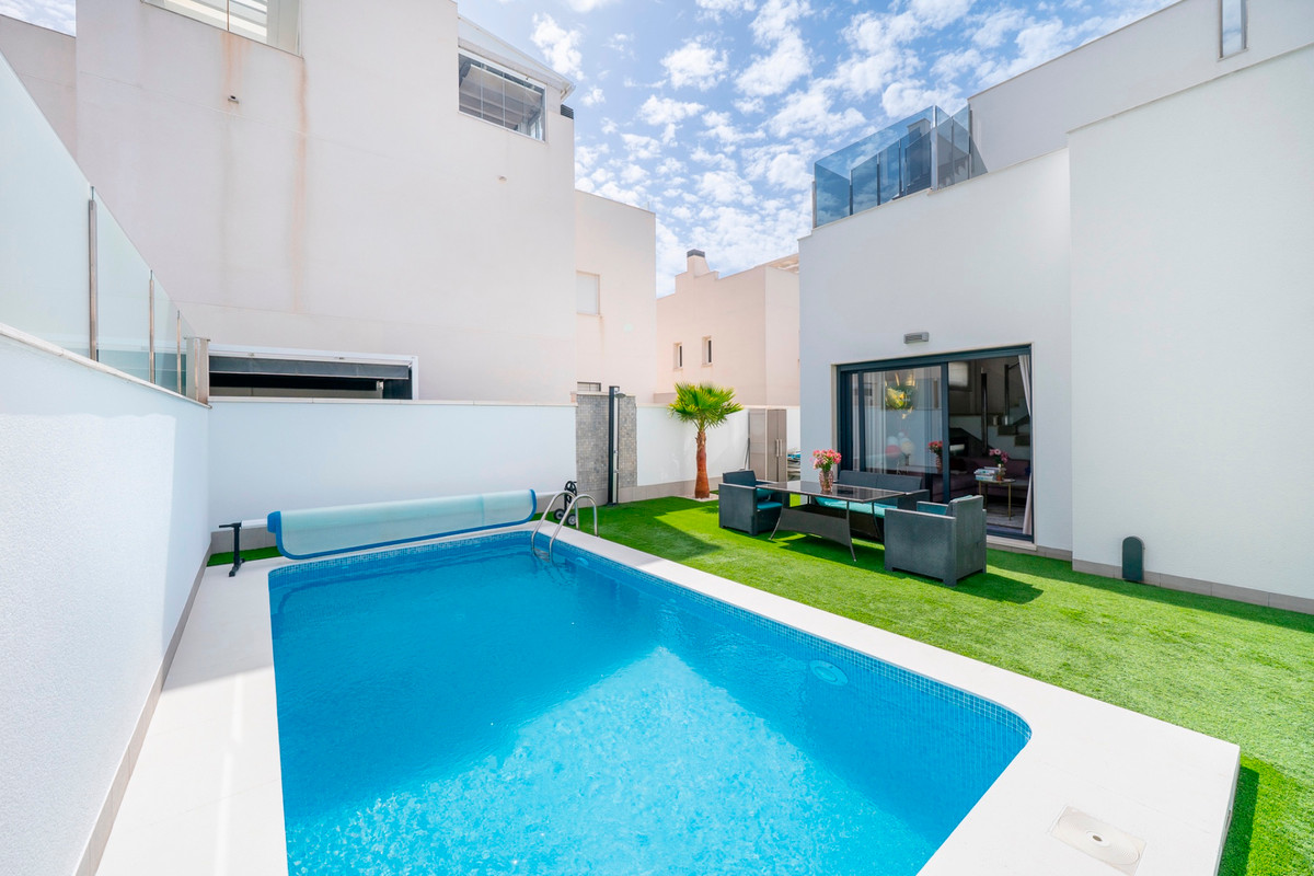 For sale - 5 Bedroom 3 Bathroom House - Detached Villa in Torrevieja - Torrevieja Centro  - Alicante