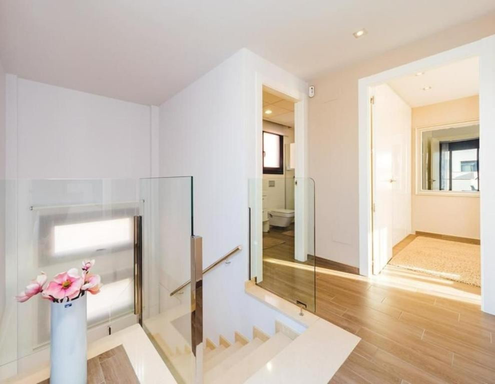 For sale - 5 Bedroom 3 Bathroom House - Detached Villa in Torrevieja - Torrevieja Centro  - Alicante