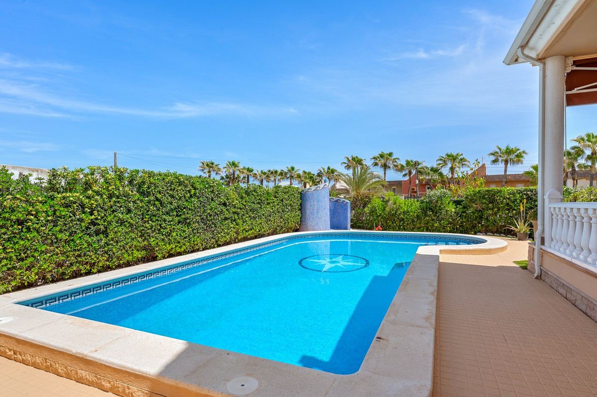 For sale - 6 Bedroom 5 Bathroom House - Detached Villa in Torrevieja - La Mata  - Alicante