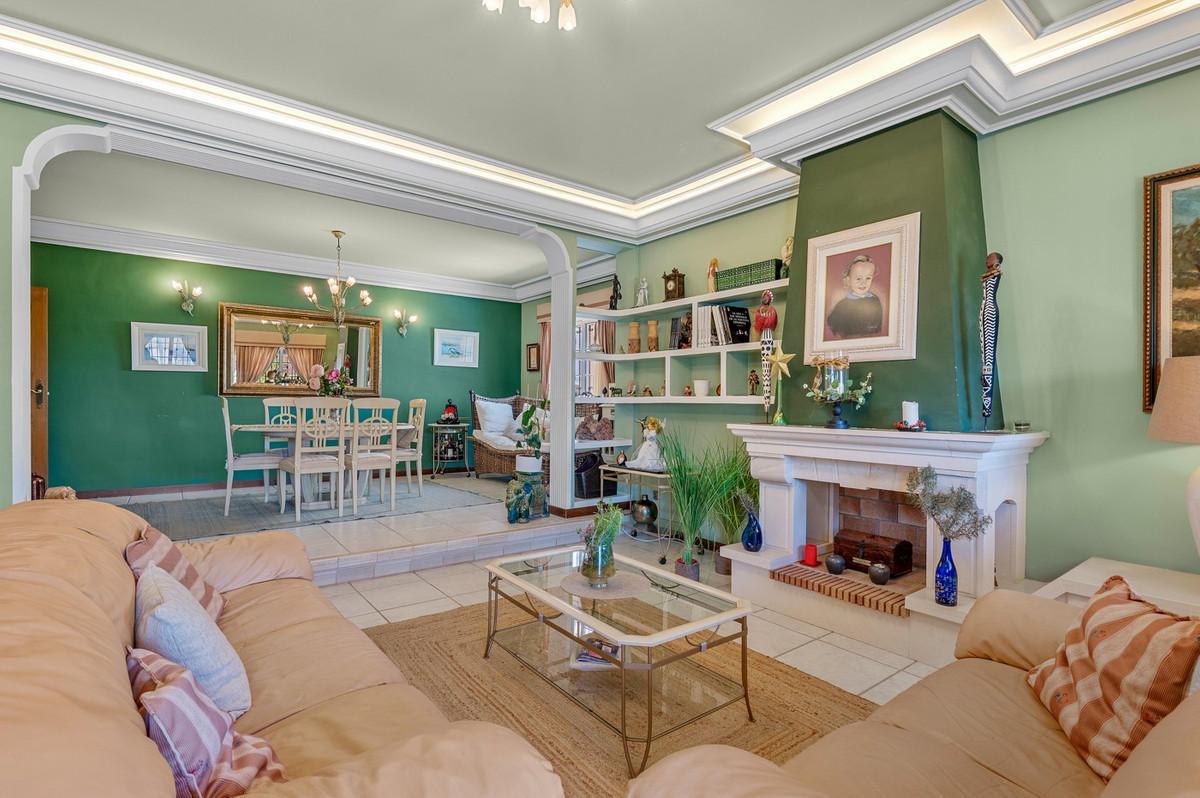 For sale - 6 Bedroom 5 Bathroom House - Detached Villa in Torrevieja - La Mata  - Alicante