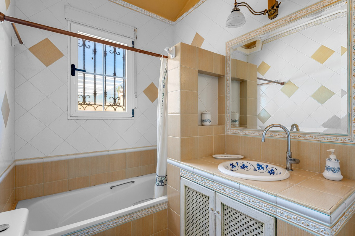 For sale - 6 Bedroom 5 Bathroom House - Detached Villa in Torrevieja - La Mata  - Alicante