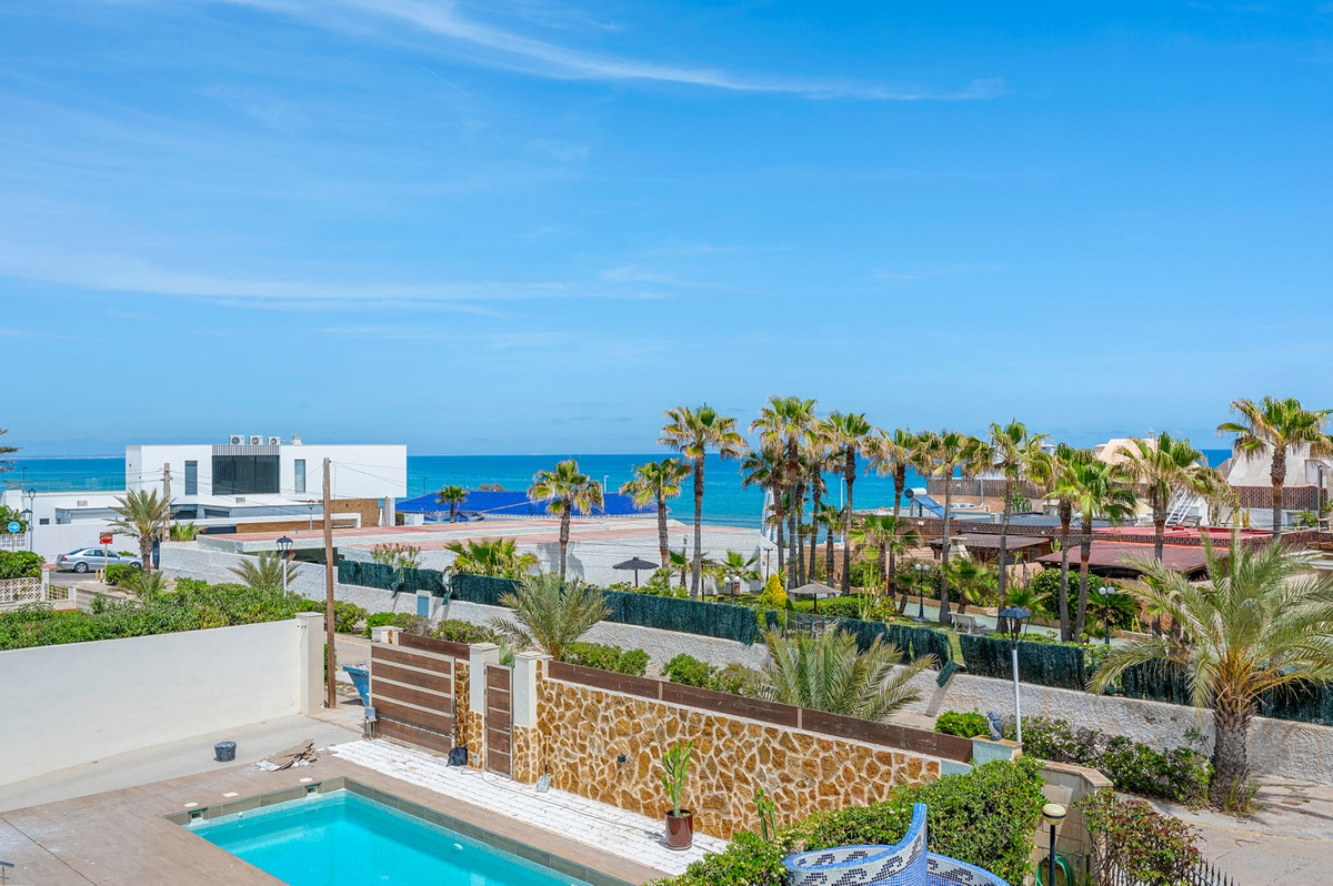 For sale - 6 Bedroom 5 Bathroom House - Detached Villa in Torrevieja - La Mata  - Alicante