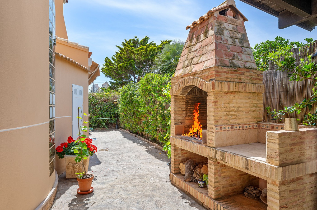 For sale - 6 Bedroom 5 Bathroom House - Detached Villa in Torrevieja - La Mata  - Alicante