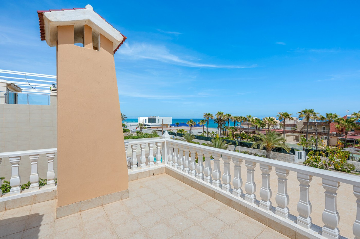 For sale - 6 Bedroom 5 Bathroom House - Detached Villa in Torrevieja - La Mata  - Alicante