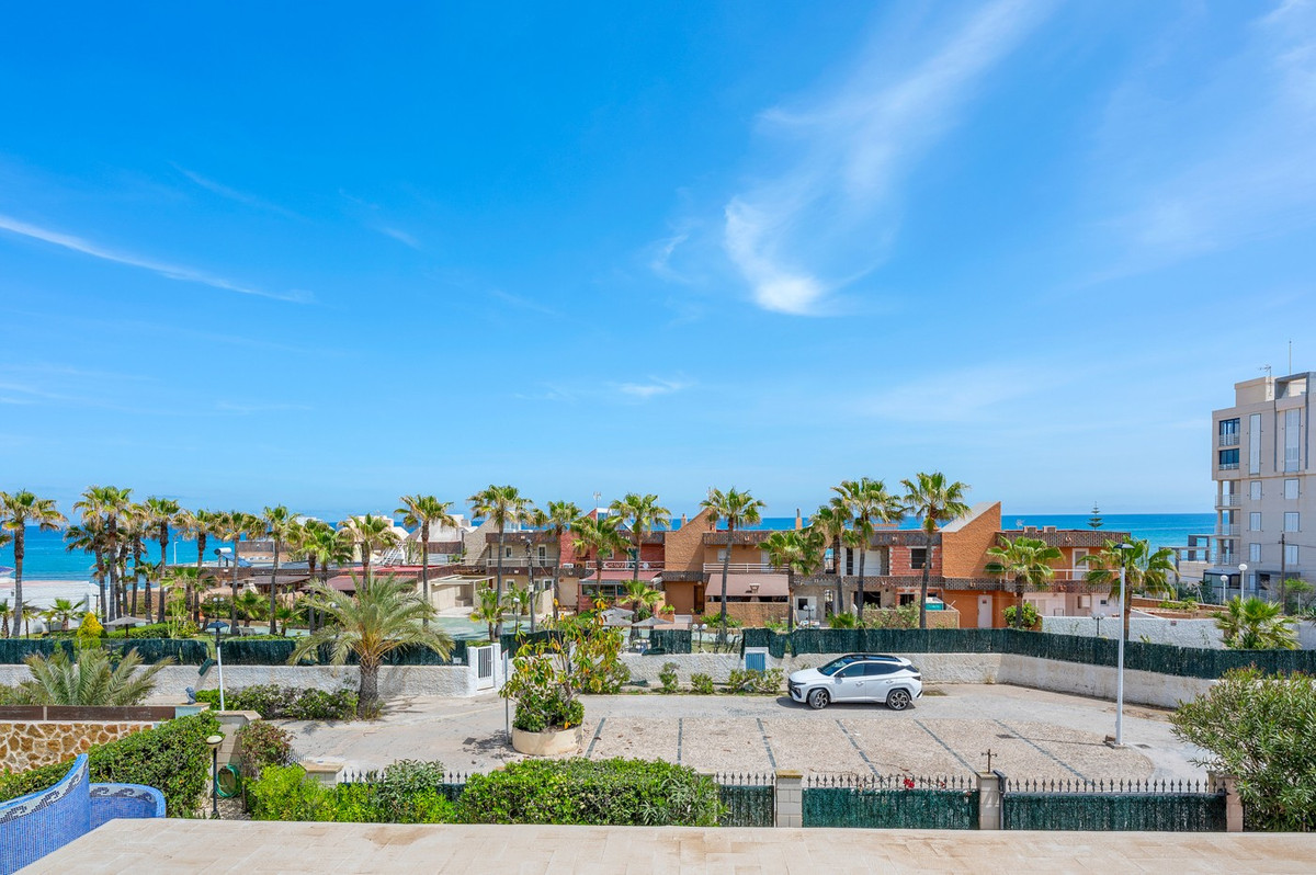 For sale - 6 Bedroom 5 Bathroom House - Detached Villa in Torrevieja - La Mata  - Alicante