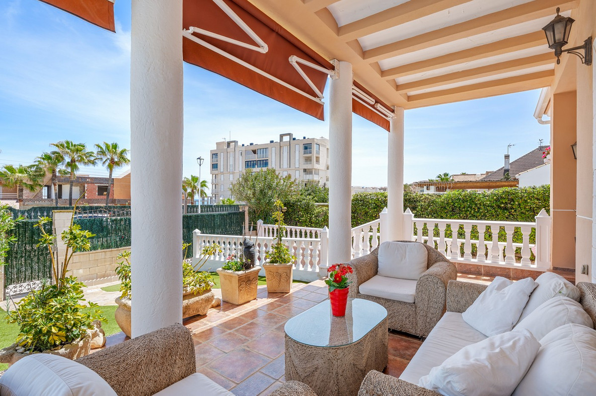 For sale - 6 Bedroom 5 Bathroom House - Detached Villa in Torrevieja - La Mata  - Alicante