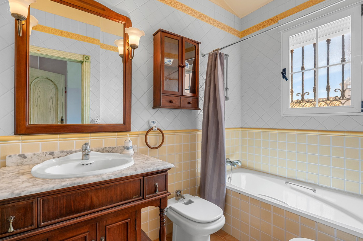 For sale - 6 Bedroom 5 Bathroom House - Detached Villa in Torrevieja - La Mata  - Alicante