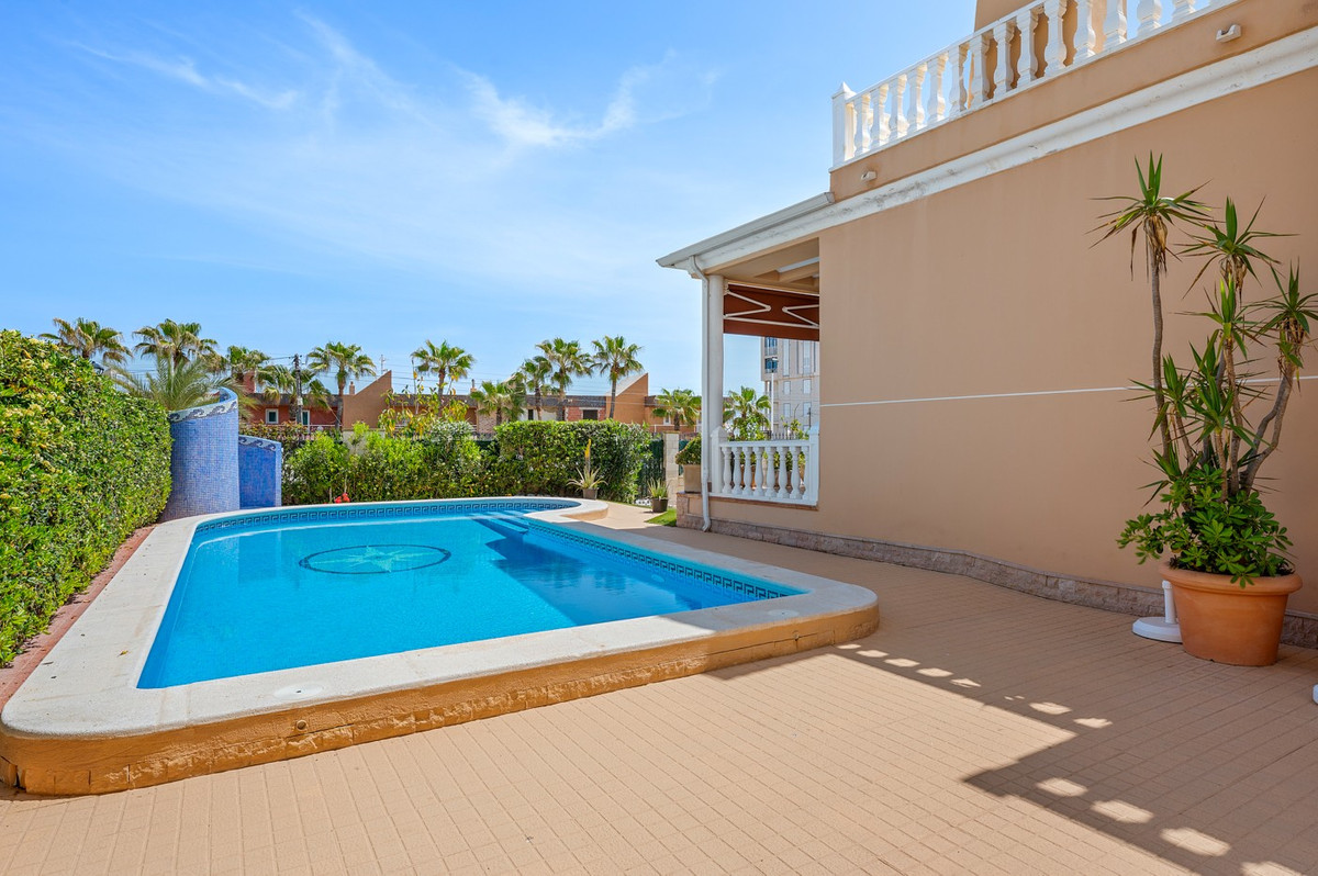 For sale - 6 Bedroom 5 Bathroom House - Detached Villa in Torrevieja - La Mata  - Alicante