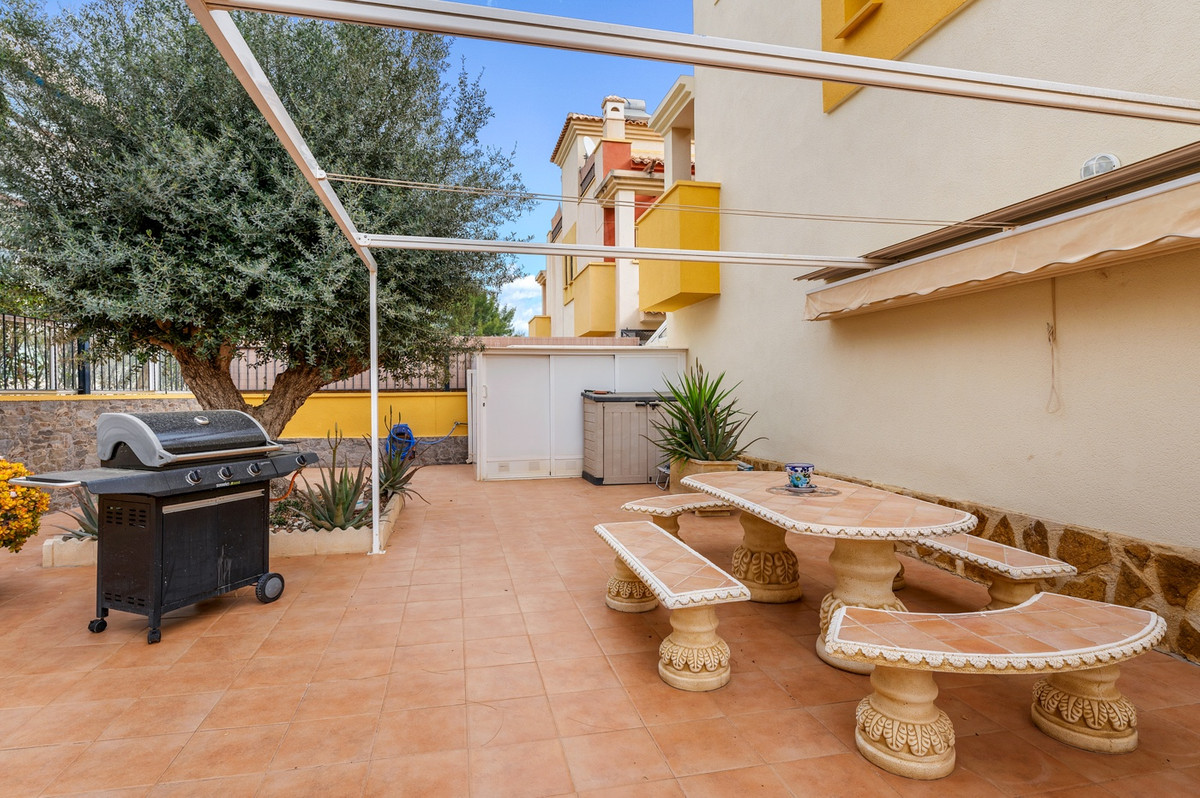For sale - 3 Bedroom 2 Bathroom House - Townhouse in Orihuela - Villamartin  - Alicante