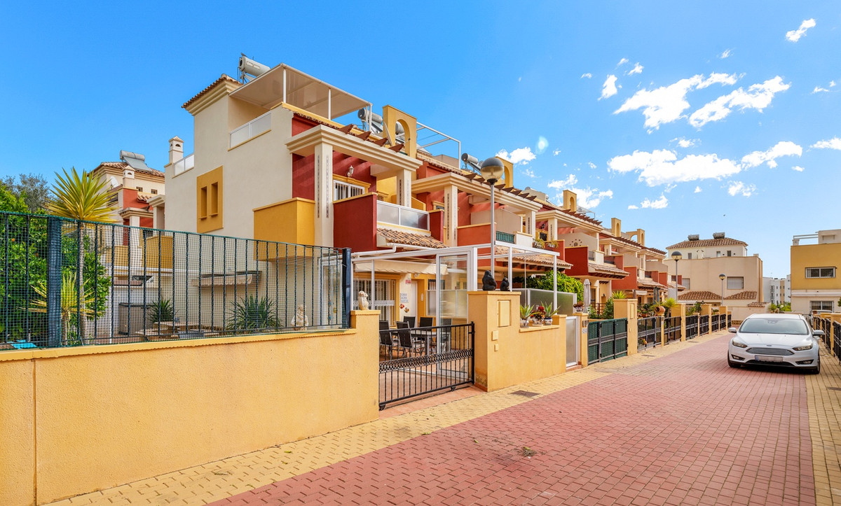 For sale - 3 Bedroom 2 Bathroom House - Townhouse in Orihuela - Villamartin  - Alicante
