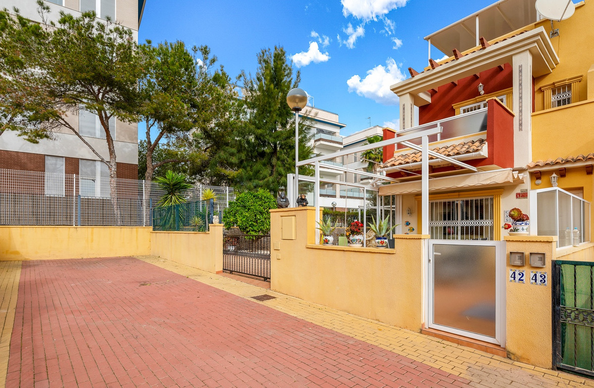 For sale - 3 Bedroom 2 Bathroom House - Townhouse in Orihuela - Villamartin  - Alicante