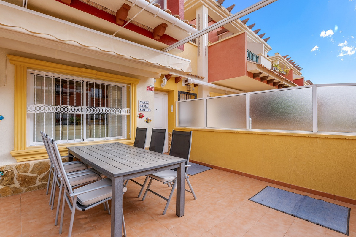 For sale - 3 Bedroom 2 Bathroom House - Townhouse in Orihuela - Villamartin  - Alicante
