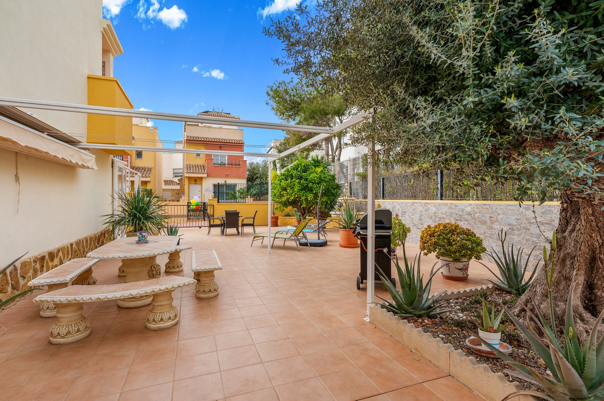 For sale - 3 Bedroom 2 Bathroom House - Townhouse in Orihuela - Villamartin  - Alicante