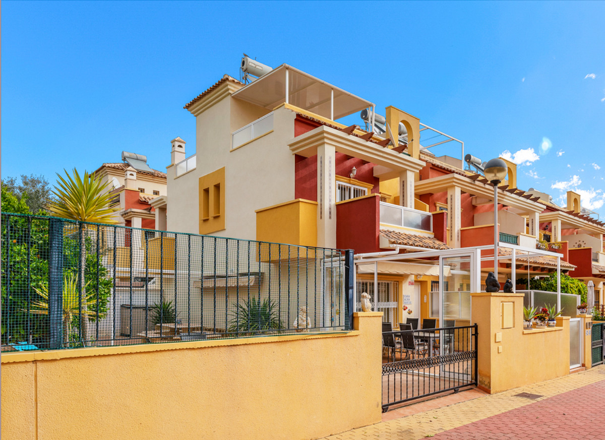 For sale - 3 Bedroom 2 Bathroom House - Townhouse in Orihuela - Villamartin  - Alicante