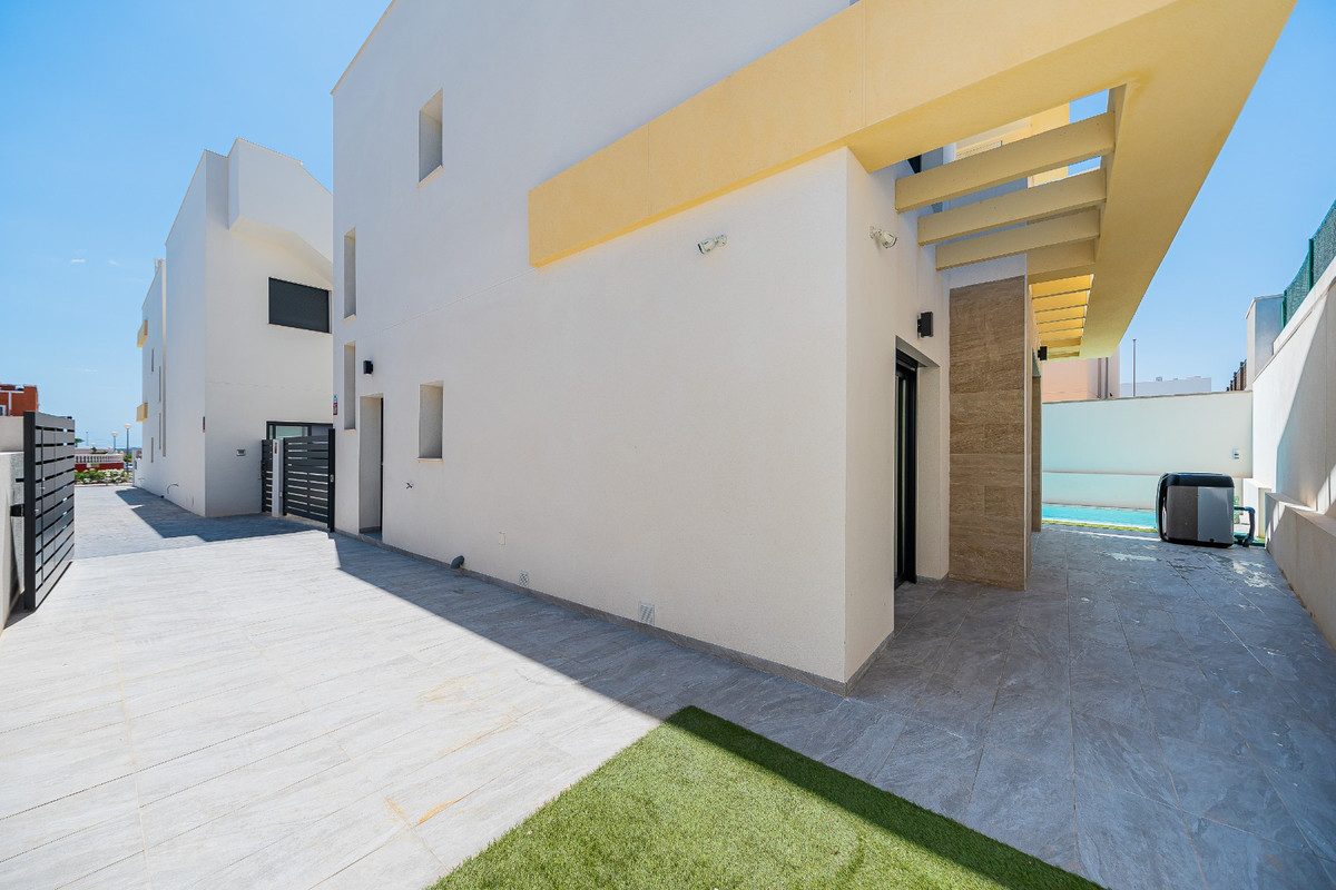 For sale - 3 Bedroom 2 Bathroom House - Detached Villa in Los Montesinos - Los Montesinos Centro  - Alicante