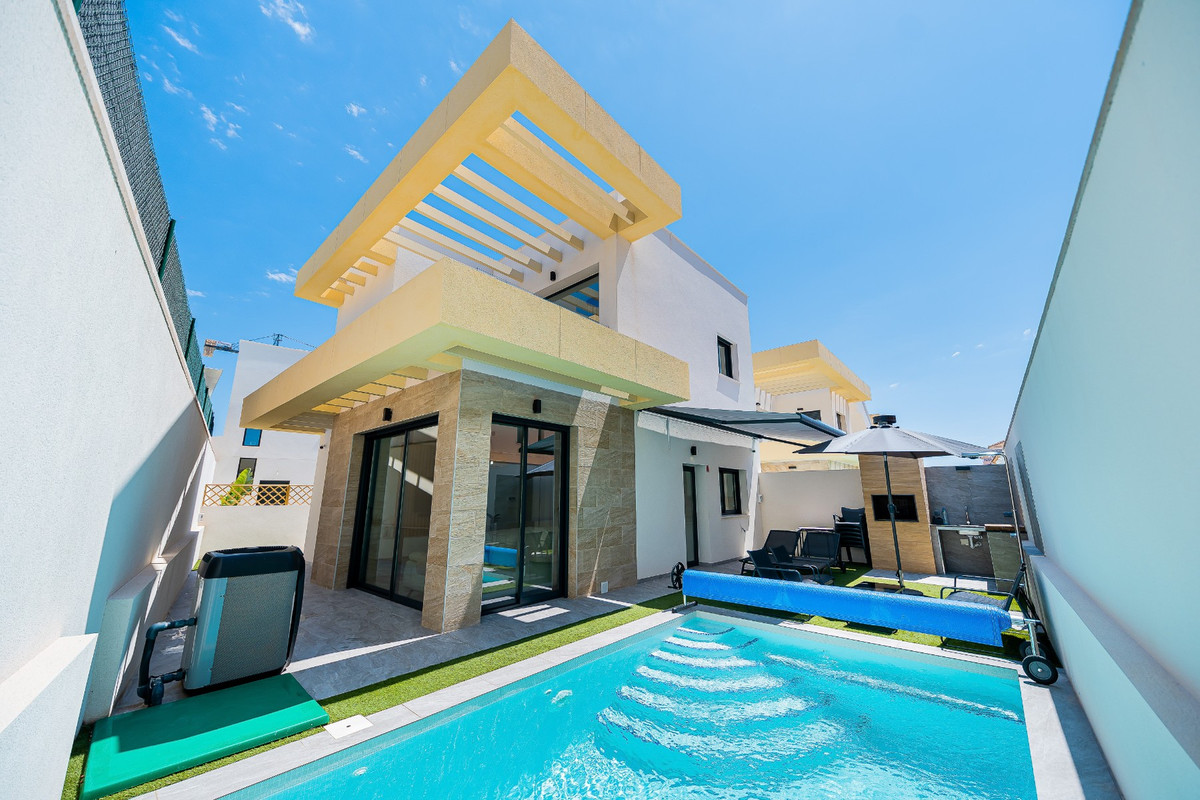 For sale - 3 Bedroom 2 Bathroom House - Detached Villa in Los Montesinos - Los Montesinos Centro  - Alicante