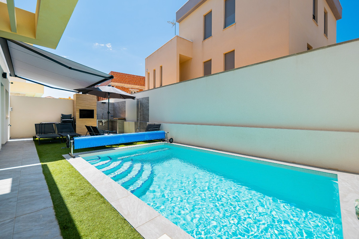 For sale - 3 Bedroom 2 Bathroom House - Detached Villa in Los Montesinos - Los Montesinos Centro  - Alicante