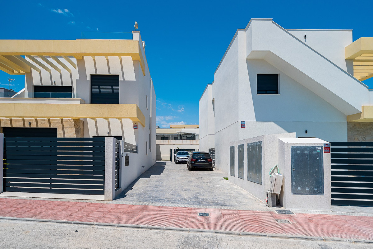 For sale - 3 Bedroom 2 Bathroom House - Detached Villa in Los Montesinos - Los Montesinos Centro  - Alicante