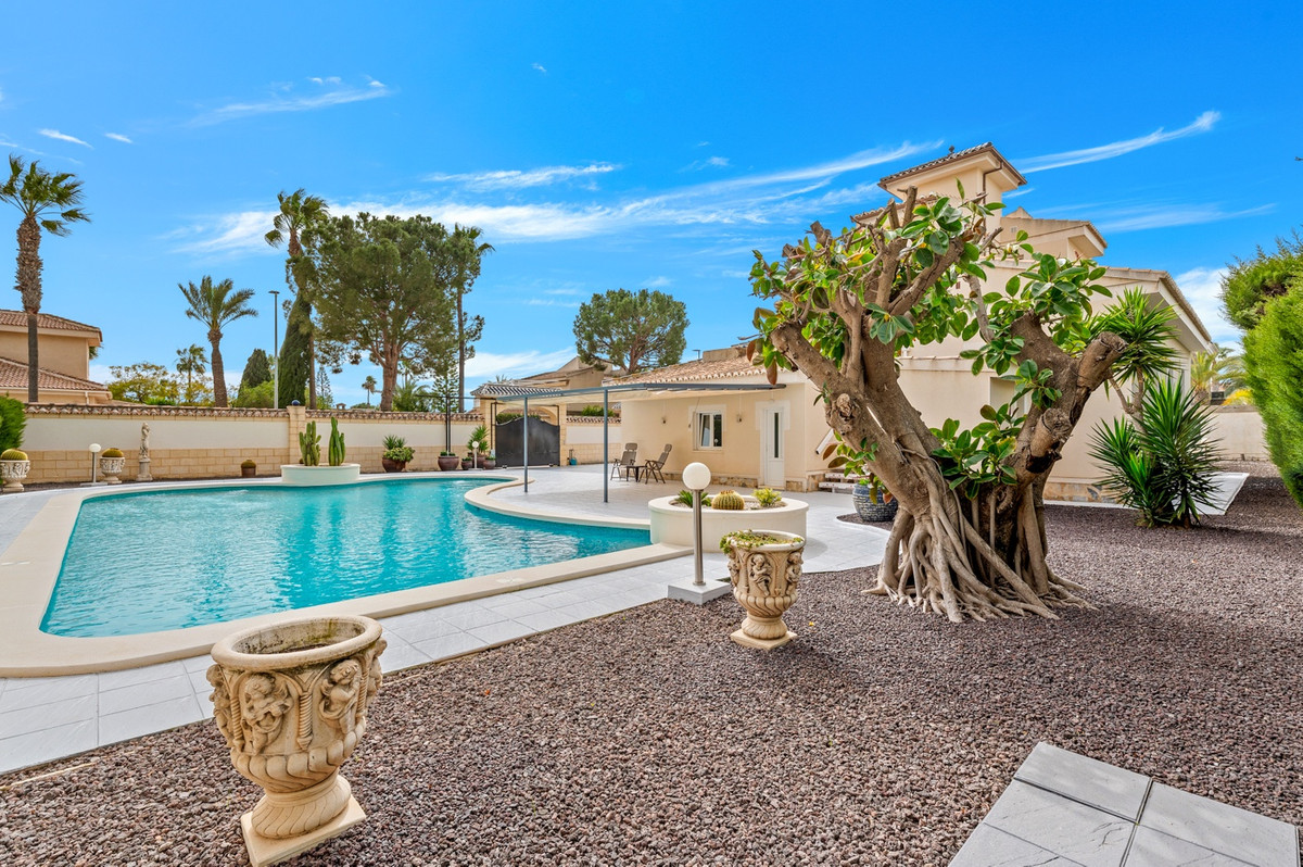 For sale - 4 Bedroom 6 Bathroom House - Detached Villa in Rojales - Ciudad Quesada  - Alicante