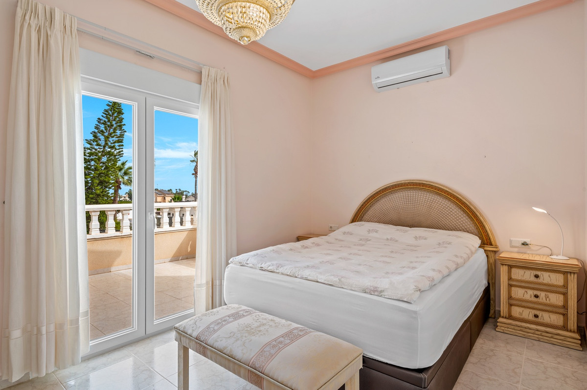 For sale - 4 Bedroom 6 Bathroom House - Detached Villa in Rojales - Ciudad Quesada  - Alicante