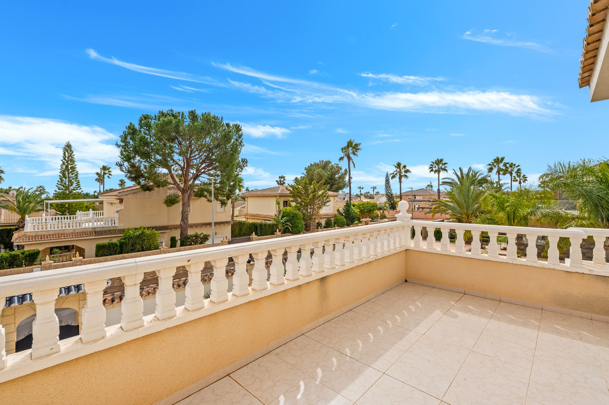 For sale - 4 Bedroom 6 Bathroom House - Detached Villa in Rojales - Ciudad Quesada  - Alicante