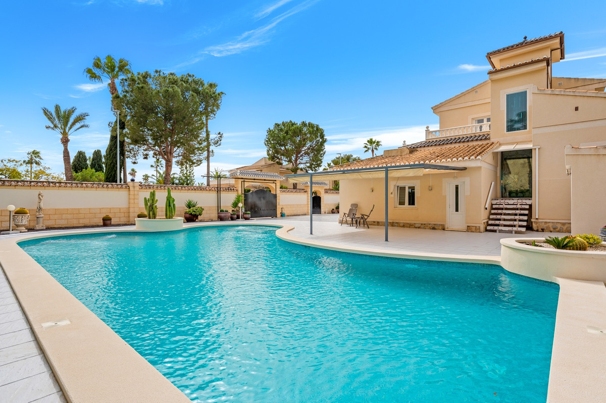 For sale - 4 Bedroom 6 Bathroom House - Detached Villa in Rojales - Ciudad Quesada  - Alicante