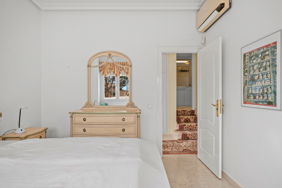 For sale - 4 Bedroom 6 Bathroom House - Detached Villa in Rojales - Ciudad Quesada  - Alicante