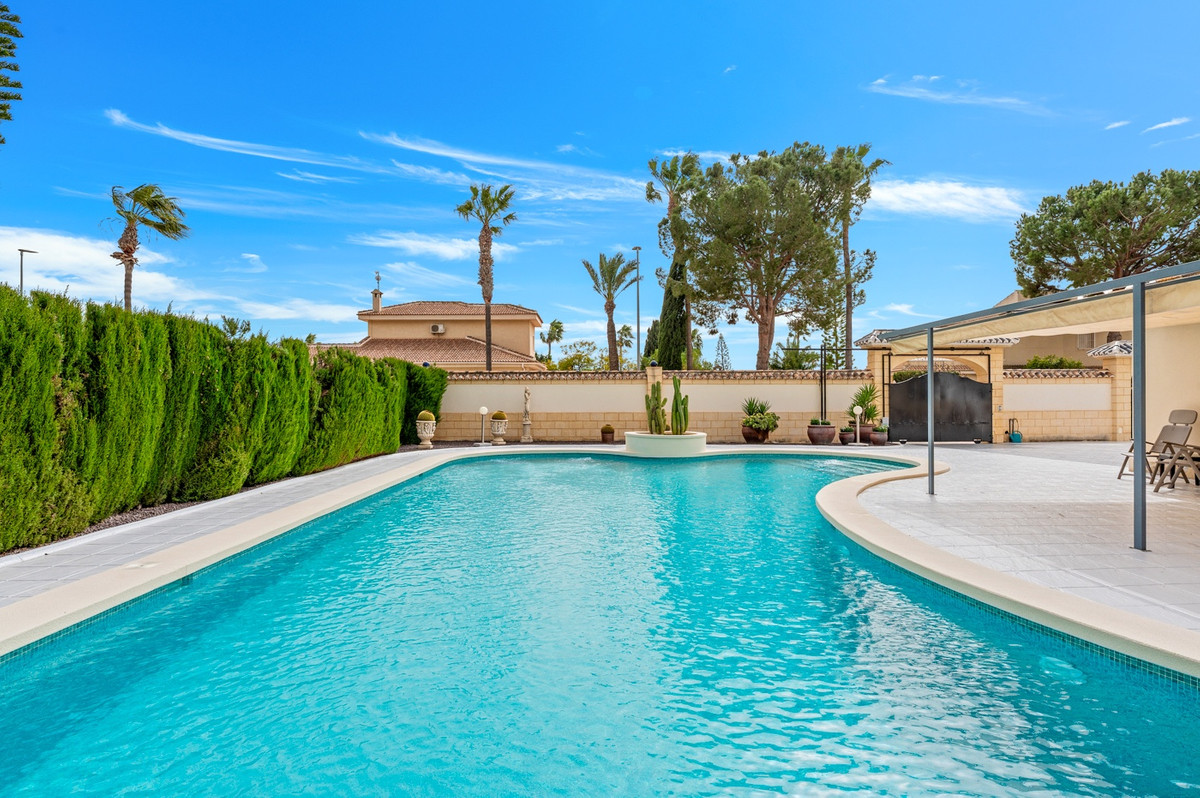 For sale - 4 Bedroom 6 Bathroom House - Detached Villa in Rojales - Ciudad Quesada  - Alicante