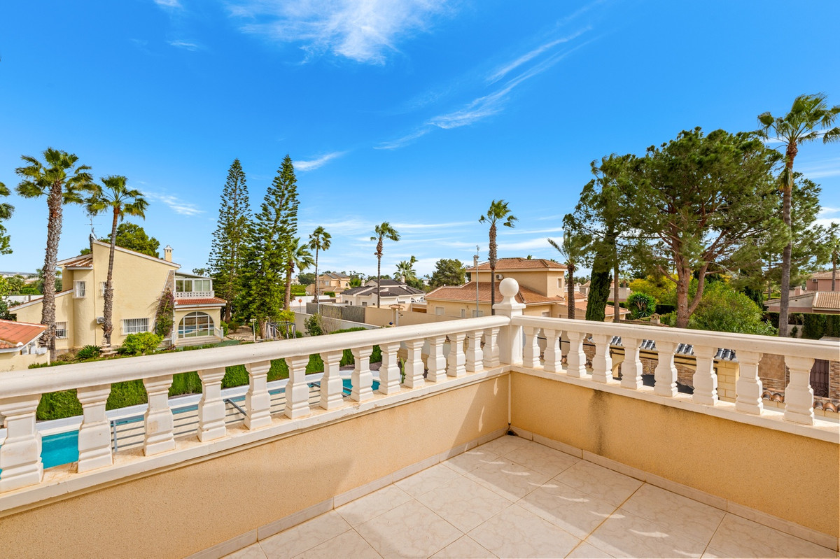 For sale - 4 Bedroom 6 Bathroom House - Detached Villa in Rojales - Ciudad Quesada  - Alicante
