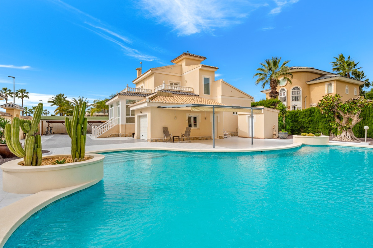 For sale - 4 Bedroom 6 Bathroom House - Detached Villa in Rojales - Ciudad Quesada  - Alicante