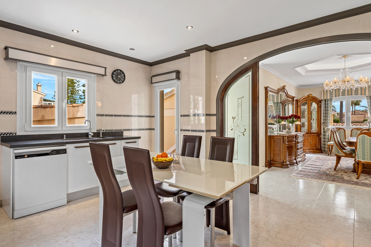 For sale - 4 Bedroom 6 Bathroom House - Detached Villa in Rojales - Ciudad Quesada  - Alicante