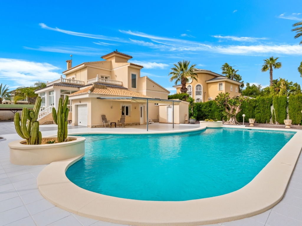 4 Bedroom 6 Bathroom House - Detached Villa in Rojales