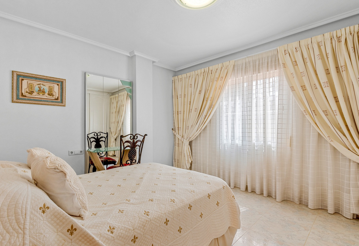 For sale - 7 Bedroom 6 Bathroom House - Detached Villa in Rojales - Ciudad Quesada  - Alicante