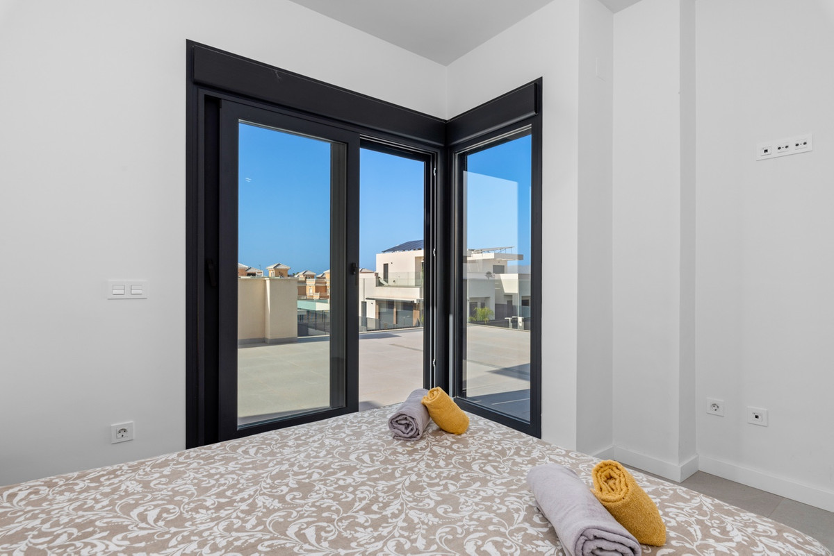 For sale - 3 Bedroom 2 Bathroom House - Semi-Detached House in San Fulgencio - La Marina  - Alicante