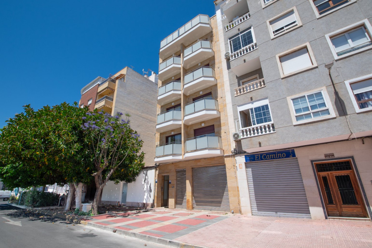 For sale - 2 Bedroom 1 Bathroom Apartment - Middle Floor Apartment in Torrevieja - Torrevieja Centro  - Alicante