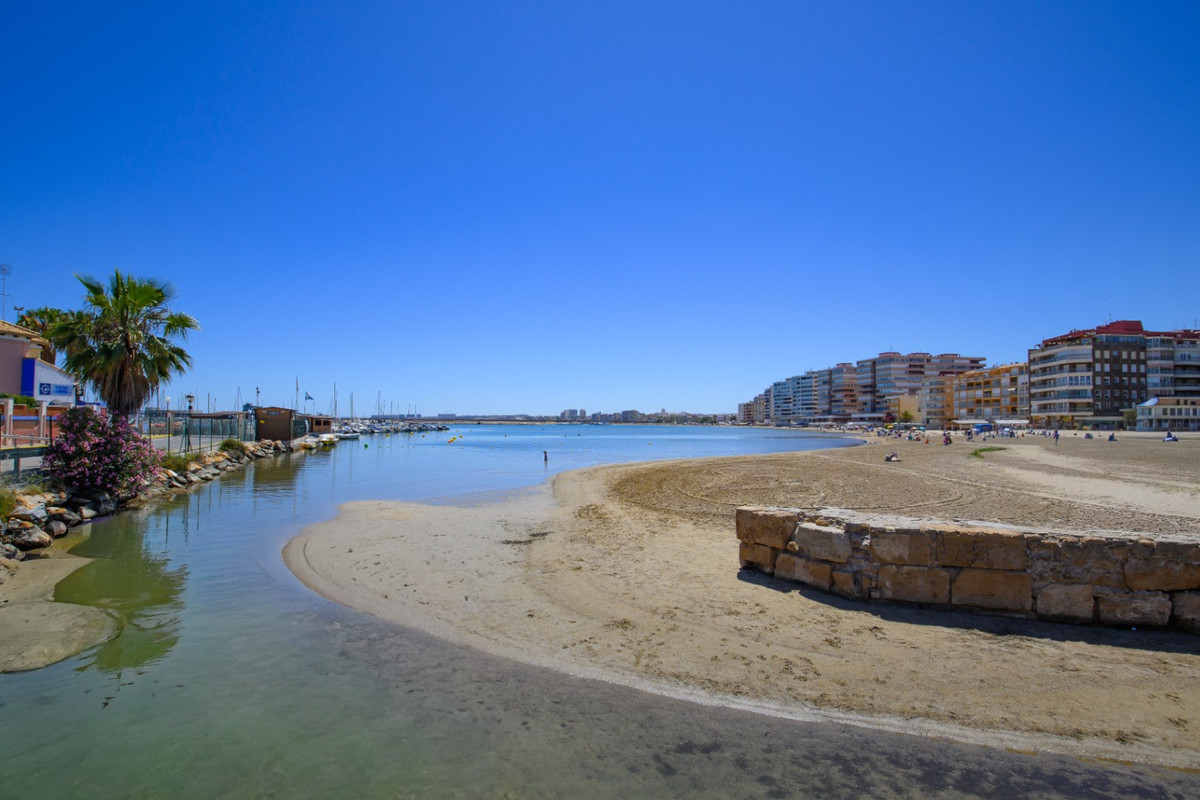 For sale - 2 Bedroom 1 Bathroom Apartment - Middle Floor Apartment in Torrevieja - Torrevieja Centro  - Alicante