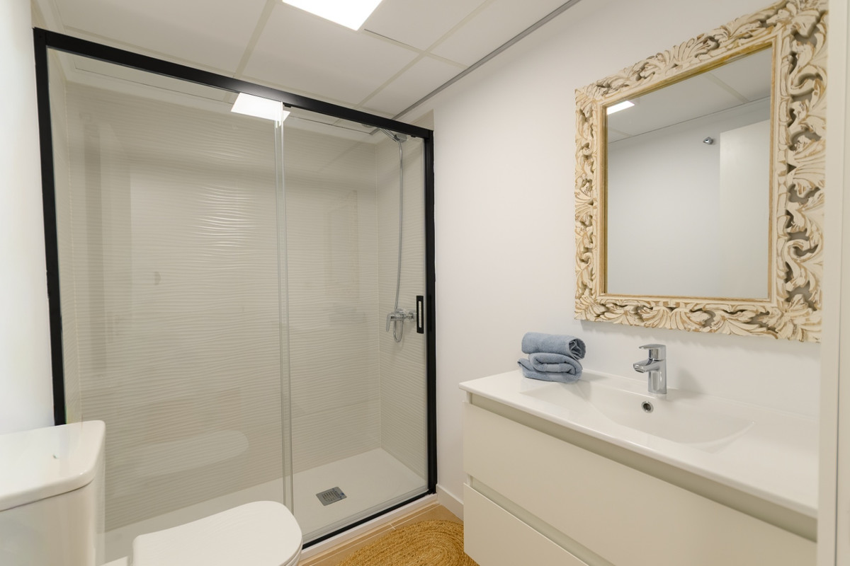 For sale - 2 Bedroom 1 Bathroom Apartment - Middle Floor Apartment in Torrevieja - Torrevieja Centro  - Alicante