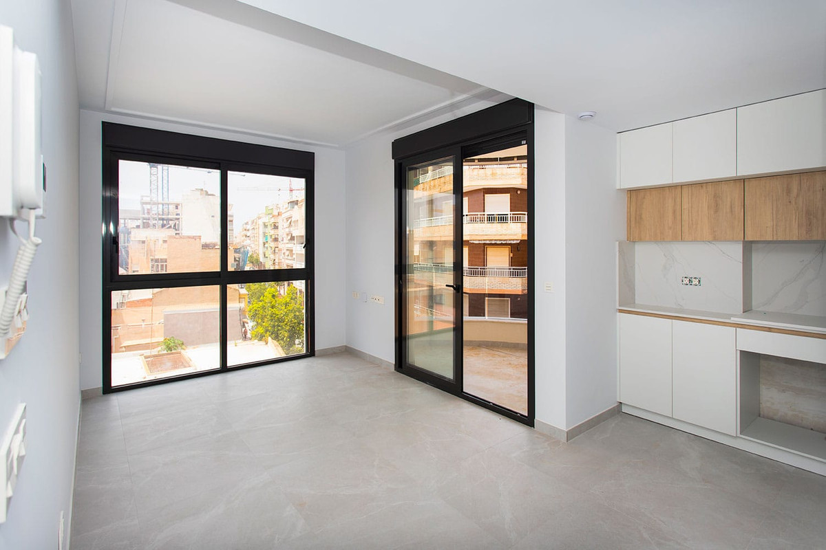 For sale - 2 Bedroom 2 Bathroom Apartment - Middle Floor Apartment in Torrevieja - Torrevieja Centro  - Alicante