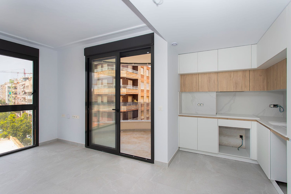 For sale - 2 Bedroom 2 Bathroom Apartment - Middle Floor Apartment in Torrevieja - Torrevieja Centro  - Alicante