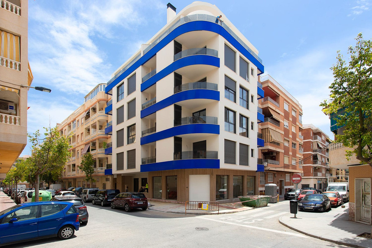 For sale - 2 Bedroom 2 Bathroom Apartment - Middle Floor Apartment in Torrevieja - Torrevieja Centro  - Alicante