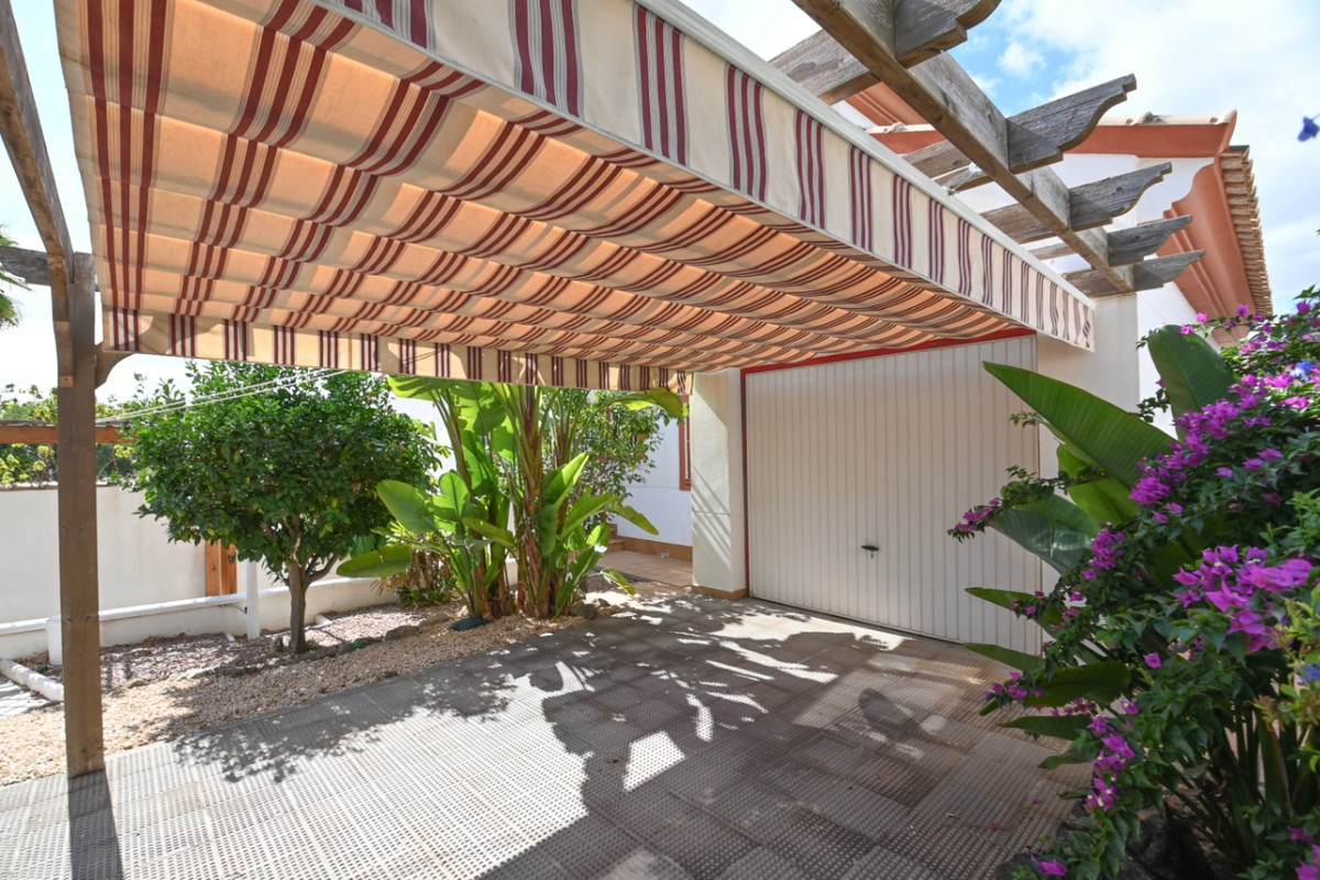 For sale - 4 Bedroom 2 Bathroom House - Detached Villa in Orihuela - Orihuela Costa  - Alicante