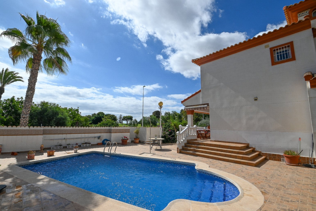 For sale - 4 Bedroom 2 Bathroom House - Detached Villa in Orihuela - Orihuela Costa  - Alicante
