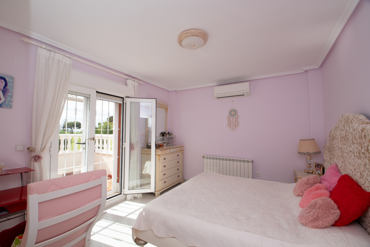 For sale - 4 Bedroom 2 Bathroom House - Detached Villa in Orihuela - Orihuela Costa  - Alicante