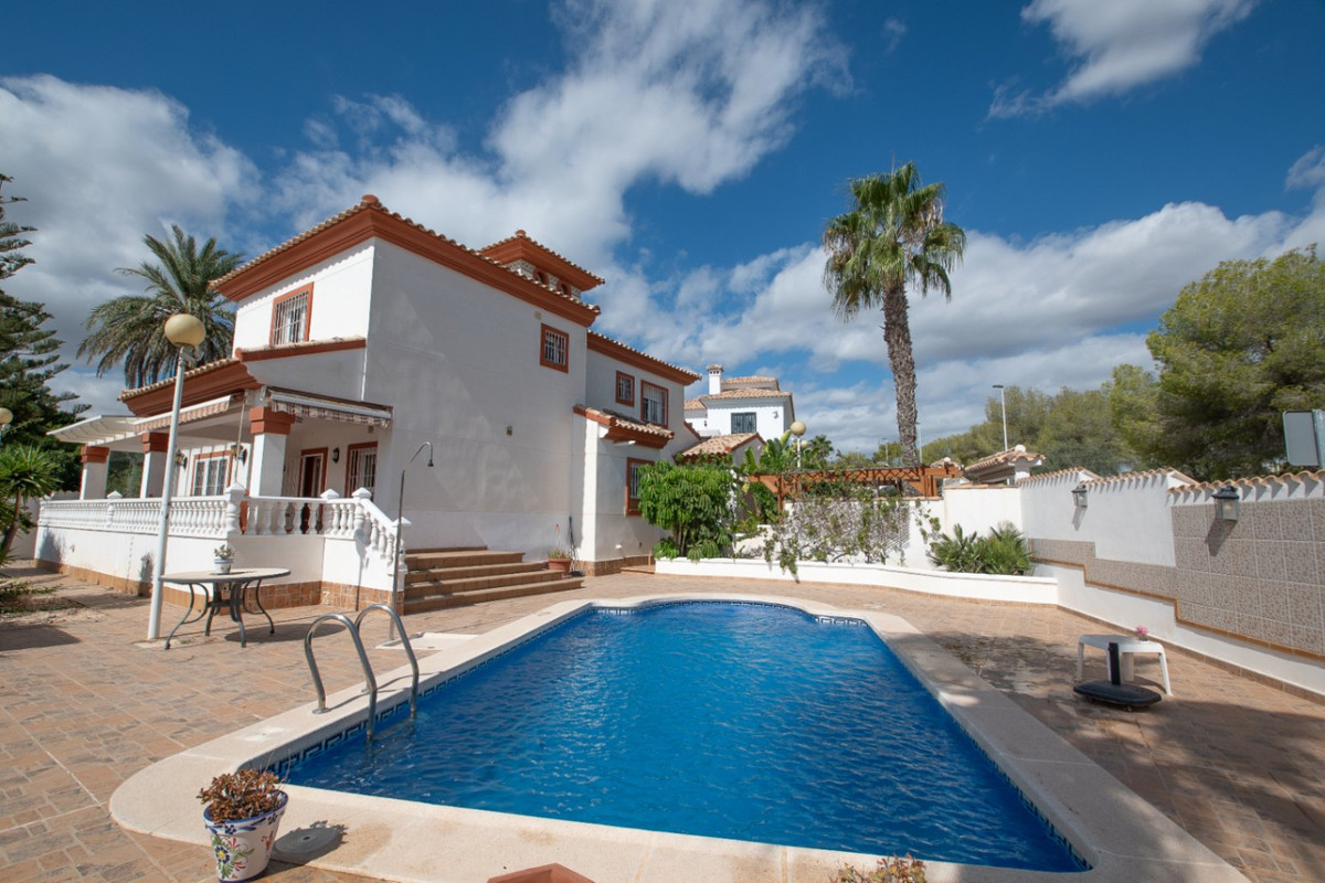 For sale - 4 Bedroom 2 Bathroom House - Detached Villa in Orihuela - Orihuela Costa  - Alicante