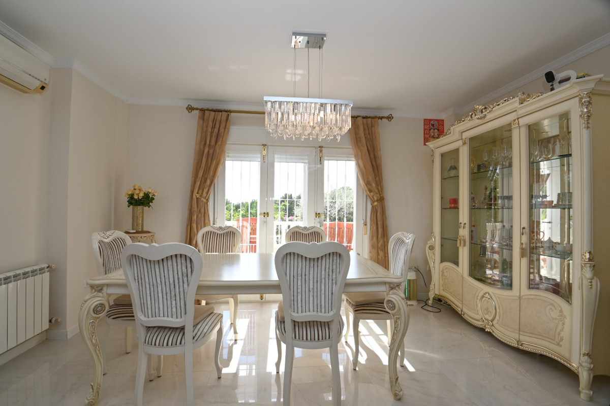 For sale - 4 Bedroom 2 Bathroom House - Detached Villa in Orihuela - Orihuela Costa  - Alicante