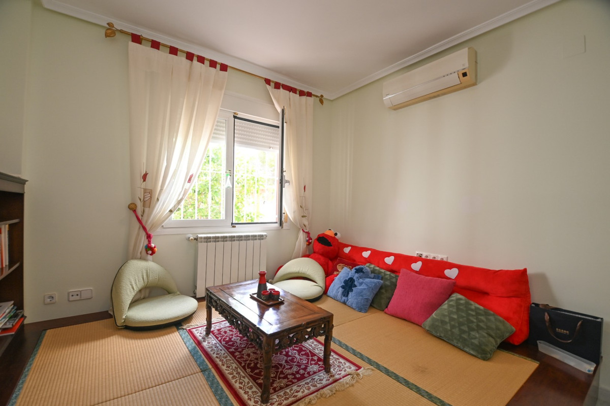 For sale - 4 Bedroom 2 Bathroom House - Detached Villa in Orihuela - Orihuela Costa  - Alicante