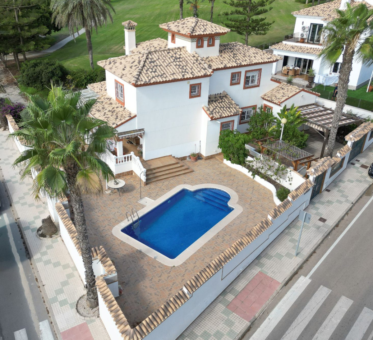 For sale - 4 Bedroom 2 Bathroom House - Detached Villa in Orihuela - Orihuela Costa  - Alicante