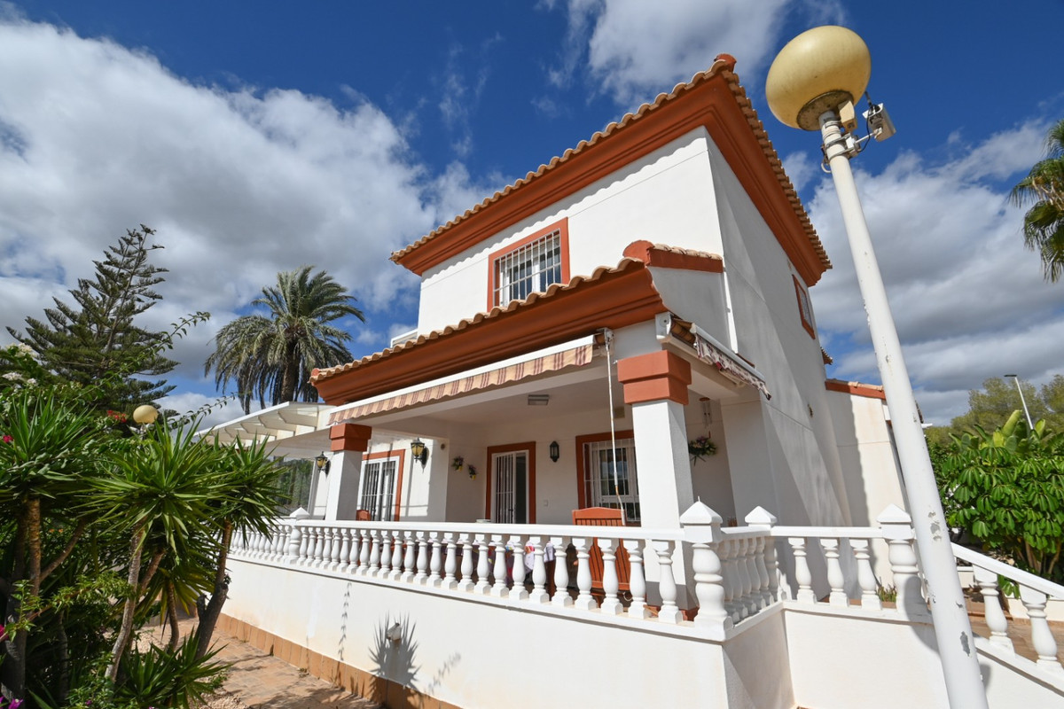 For sale - 4 Bedroom 2 Bathroom House - Detached Villa in Orihuela - Orihuela Costa  - Alicante