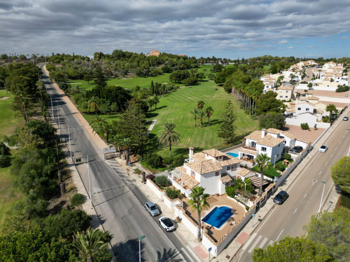 For sale - 4 Bedroom 2 Bathroom House - Detached Villa in Orihuela - Orihuela Costa  - Alicante